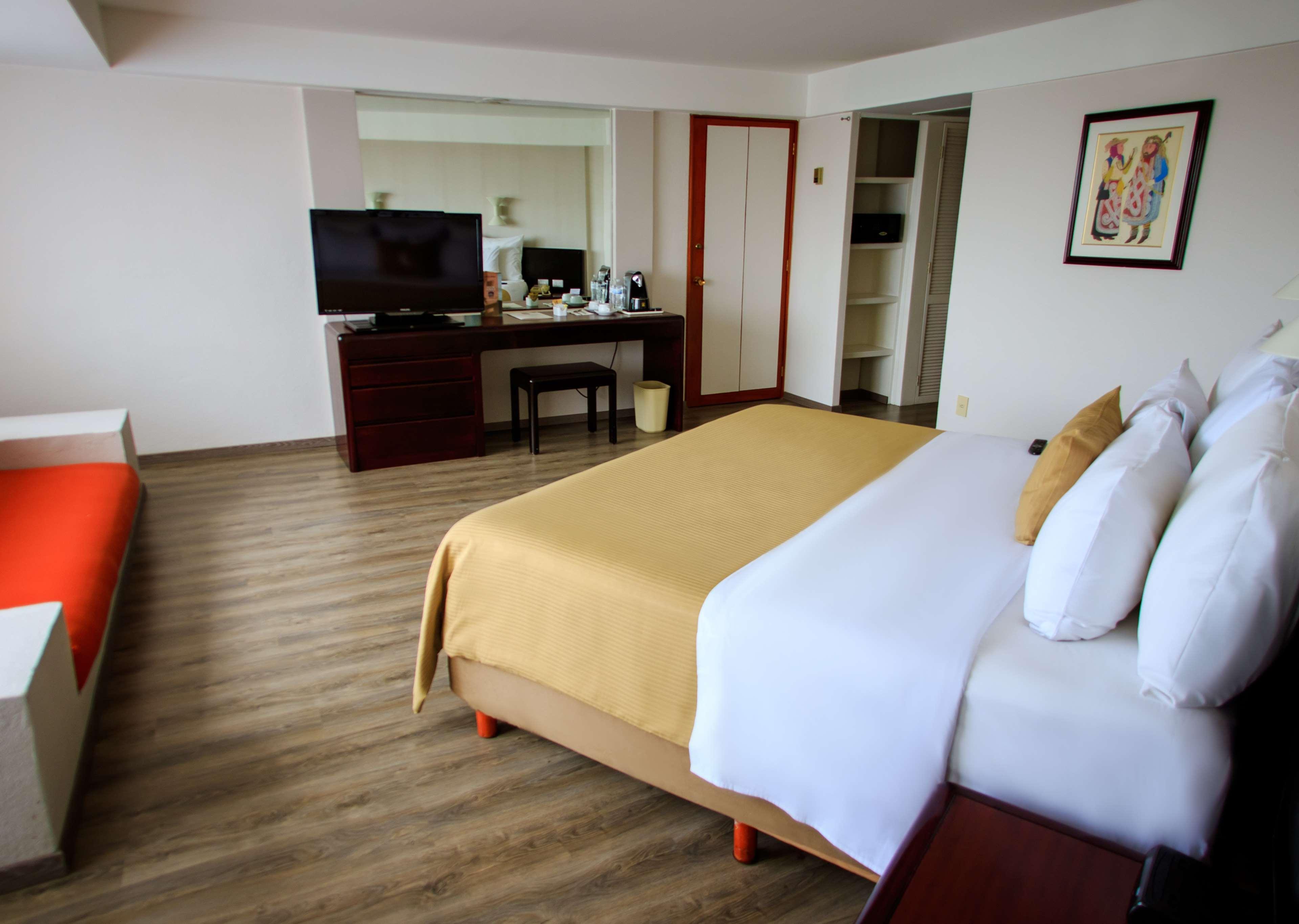 Grand Cantalagua Hotel Morelia, BW Signature Collection Esterno foto A room at the hotel