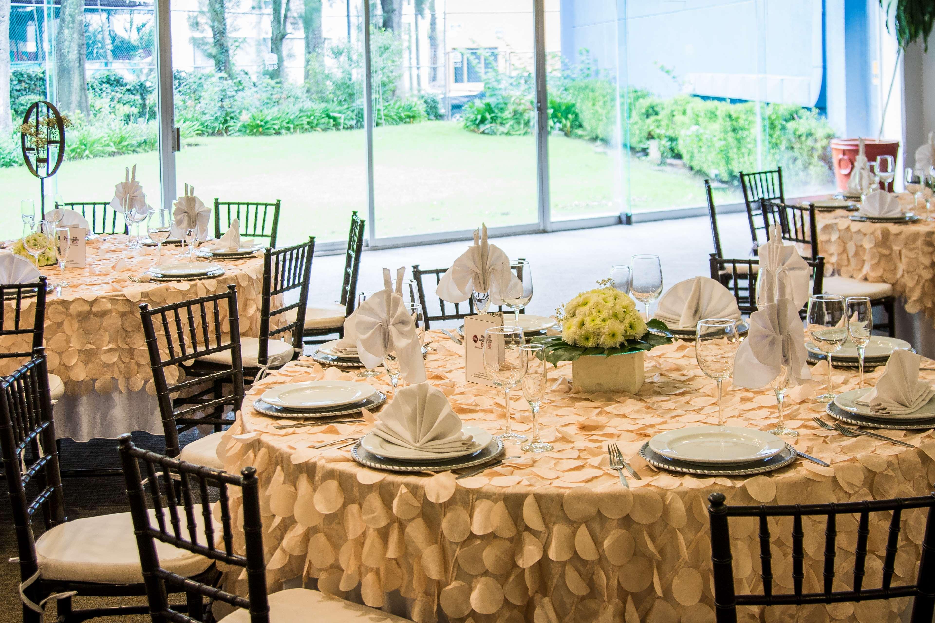Grand Cantalagua Hotel Morelia, BW Signature Collection Esterno foto A table set for a formal dinner