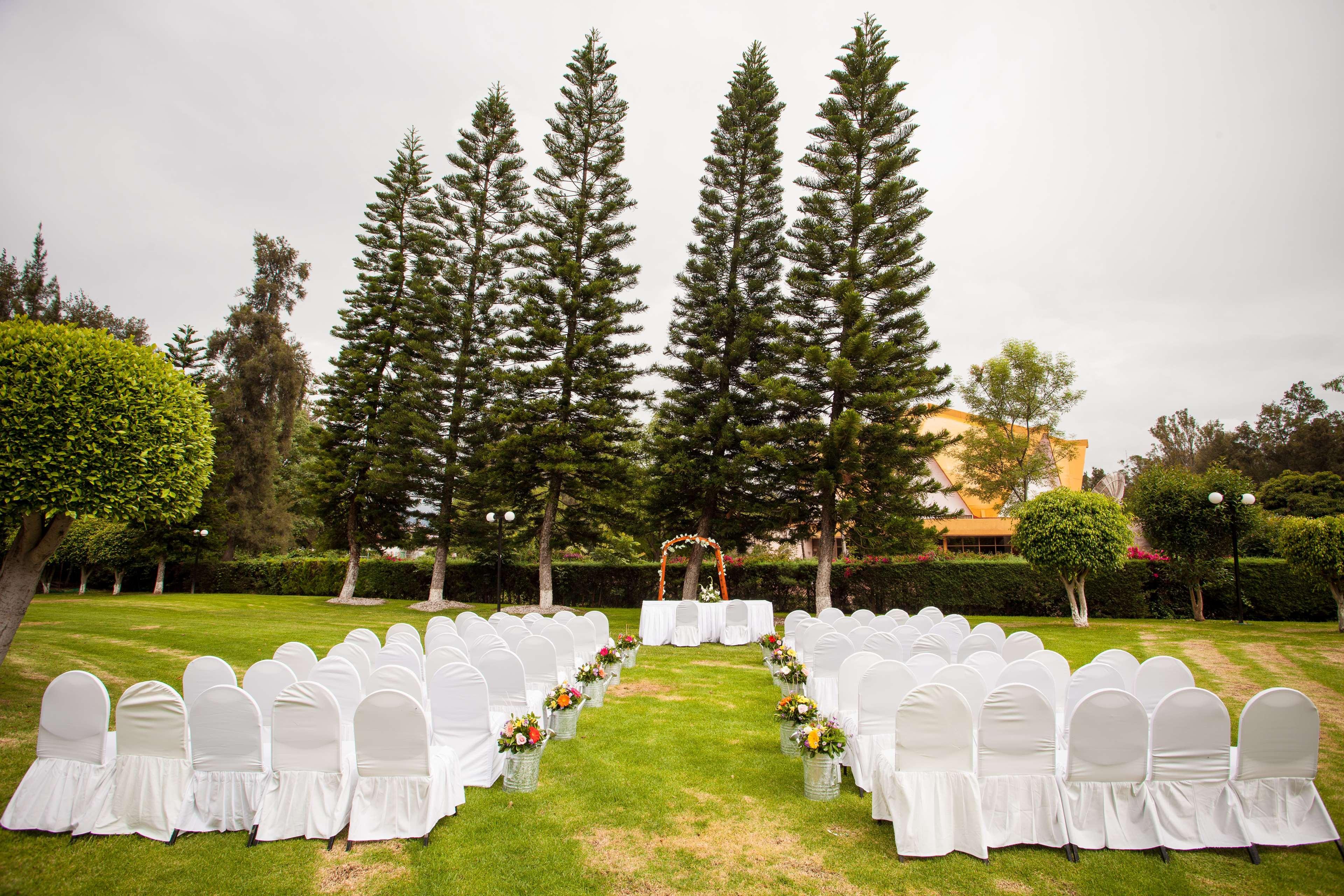 Grand Cantalagua Hotel Morelia, BW Signature Collection Esterno foto The lawn at the hotel