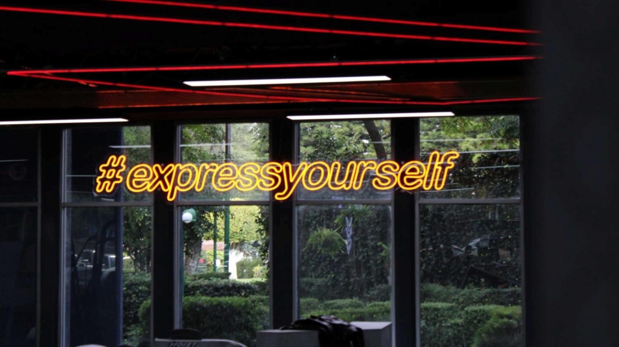 Grand Cantalagua Hotel Morelia, BW Signature Collection Esterno foto #expressyourself neon sign at the 2013 MTV Video Music Awards
