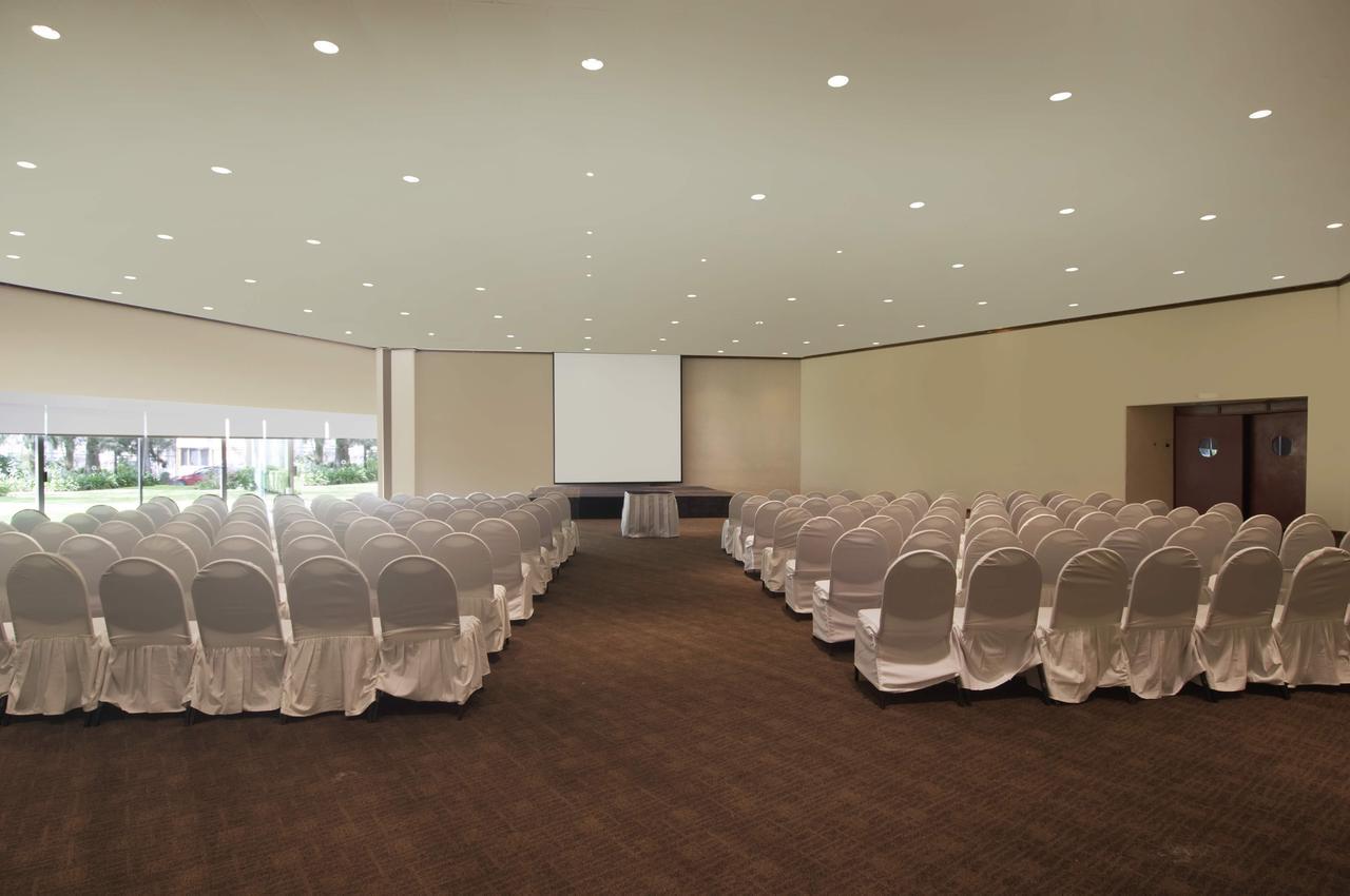 Grand Cantalagua Hotel Morelia, BW Signature Collection Esterno foto A meeting room at the hotel