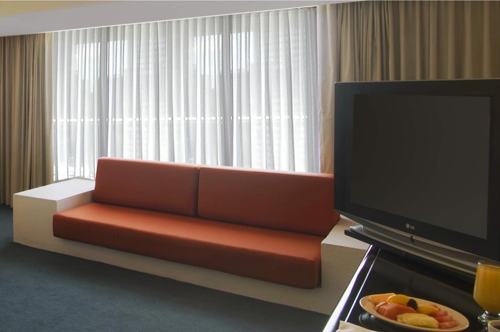 Grand Cantalagua Hotel Morelia, BW Signature Collection Esterno foto A sofa in a hotel room